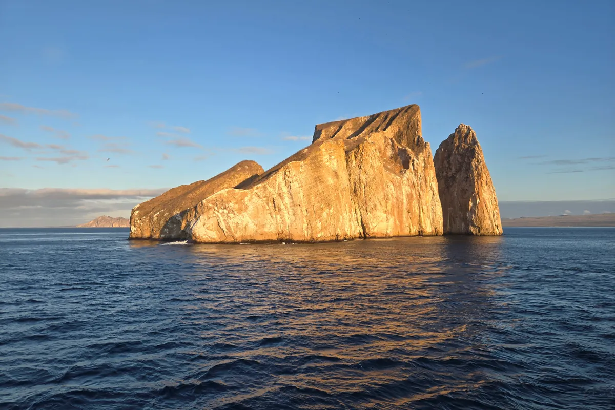 El León Dormido al atardecer, visto desde la cubierta del yate al final del día 2