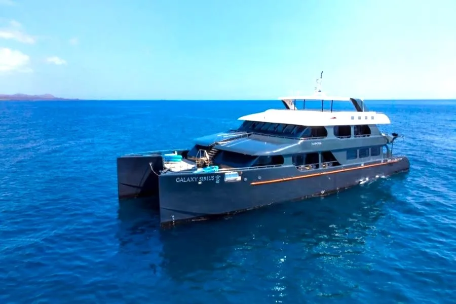 Un crucero de 5 días en un yate de 16 pasajeros compra tres días completos de excursiones