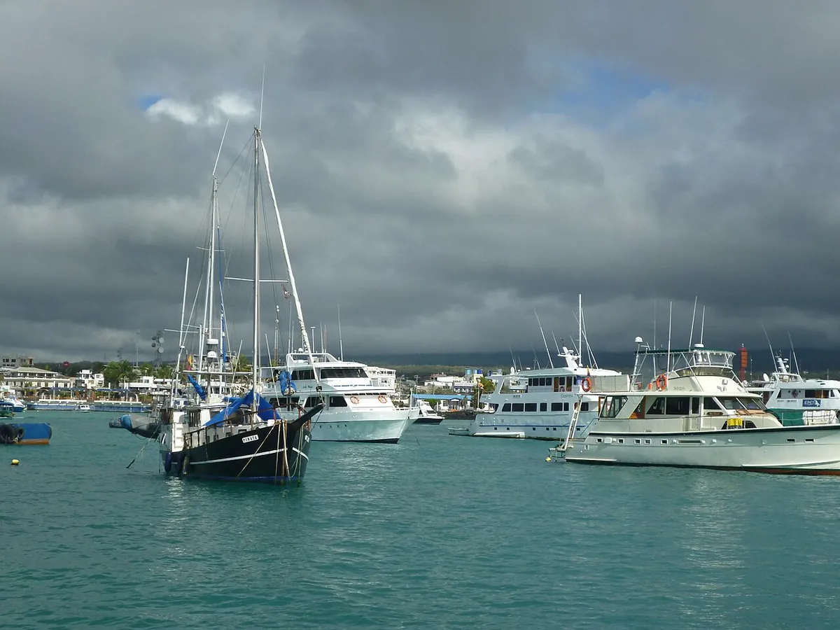El puerto de Puerto Ayora, donde la mayoría de los yates empiezan y acaban sus itinerarios