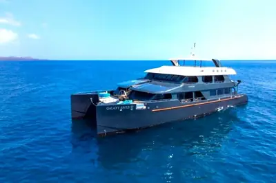 Catamarans vs Monohulls in Galápagos: Which Hull to Book