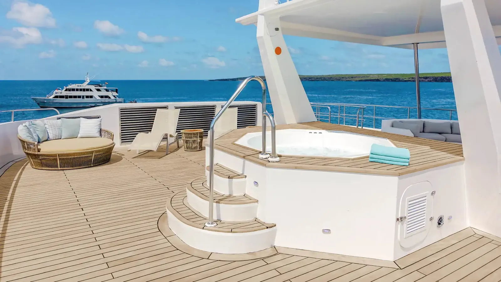 Jacuzzi on the sun deck of the Alya catamaran