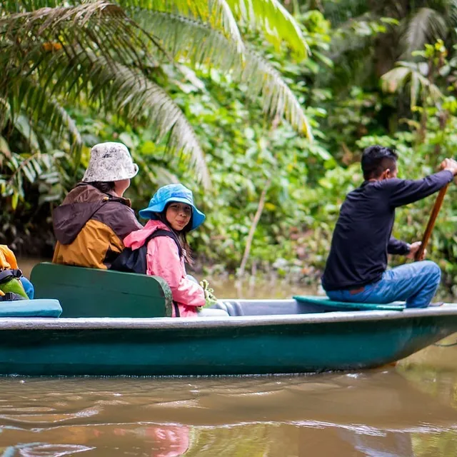 amazon la selva canoe 640 - Dana Tours A family in a canoe with their guide at La Selva (photo: La Selva)
