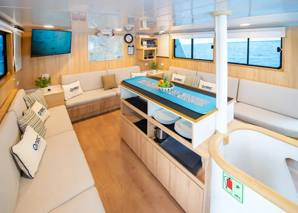 Lounge and bar on the Aqua dive yacht