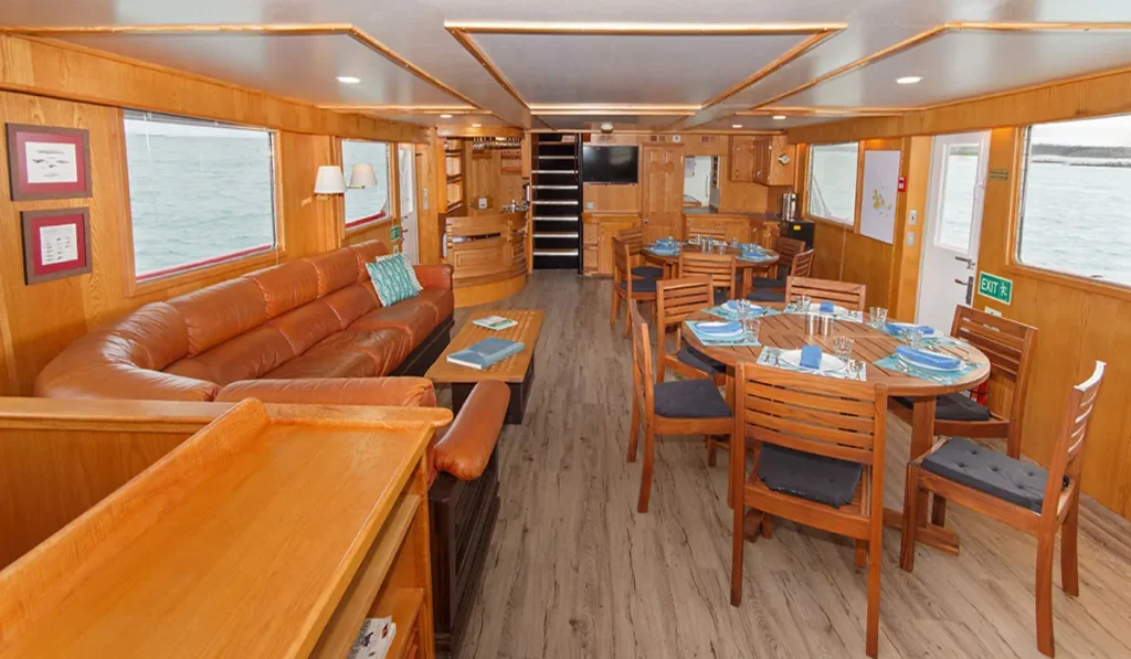 Salon and dining room of the Cachalote Explorer