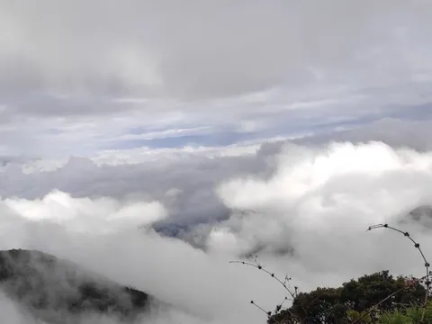 dia sur tapichalaca 480 - Dana Tours Clouds over the forested ridges around Tapichalaca