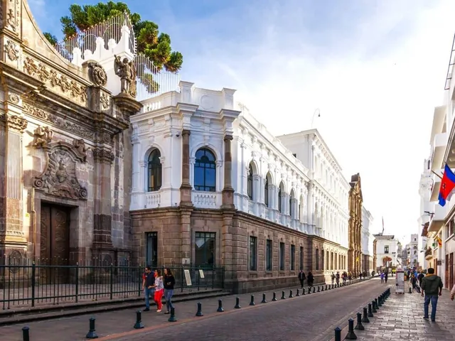 dt quito 640 - Dana Tours A street of the old town of Quito