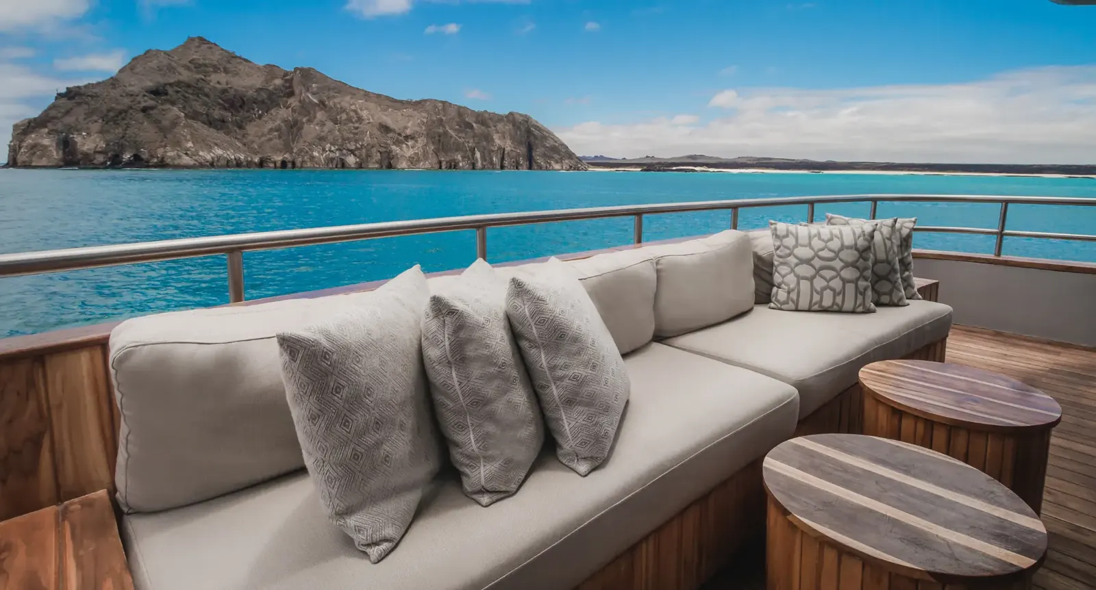 Sundeck jacuzzi on an Ecoventura yacht