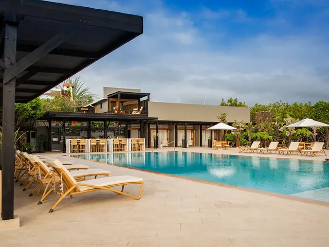 The pool and sun loungers of Finch Bay Galápagos Hotel (photo: Finch Bay Galápagos Hotel)