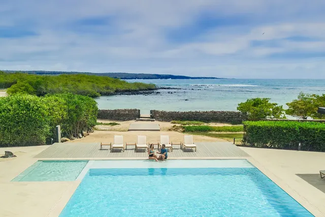 The heated pool of Finch Bay with the ocean behind it (photo: Finch Bay Galápagos Hotel)