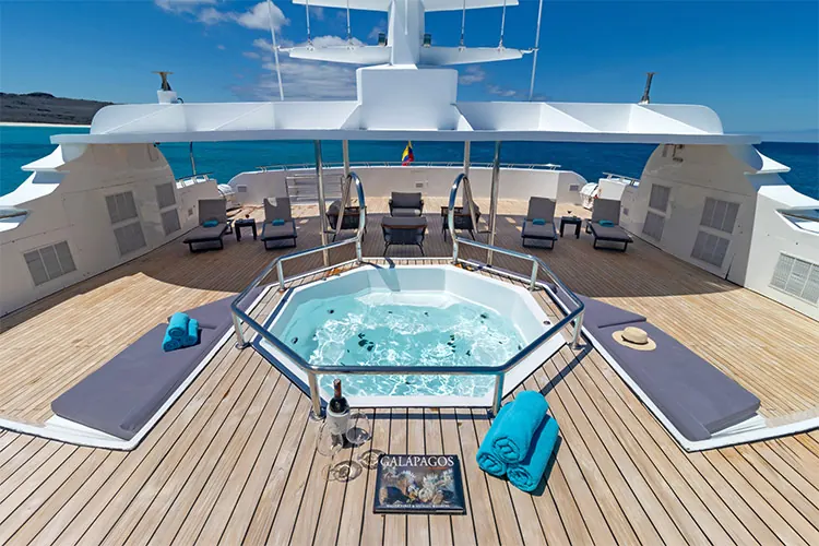 Jacuzzi on the solarium of the Galapagos Horizon