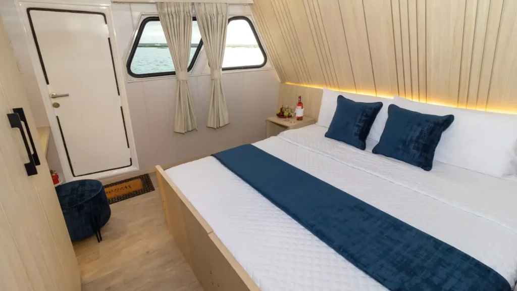 Double cabin with queen bed on the Galaxy Orion