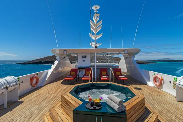 Jacuzzi on the sun deck of the Grand Queen Beatriz