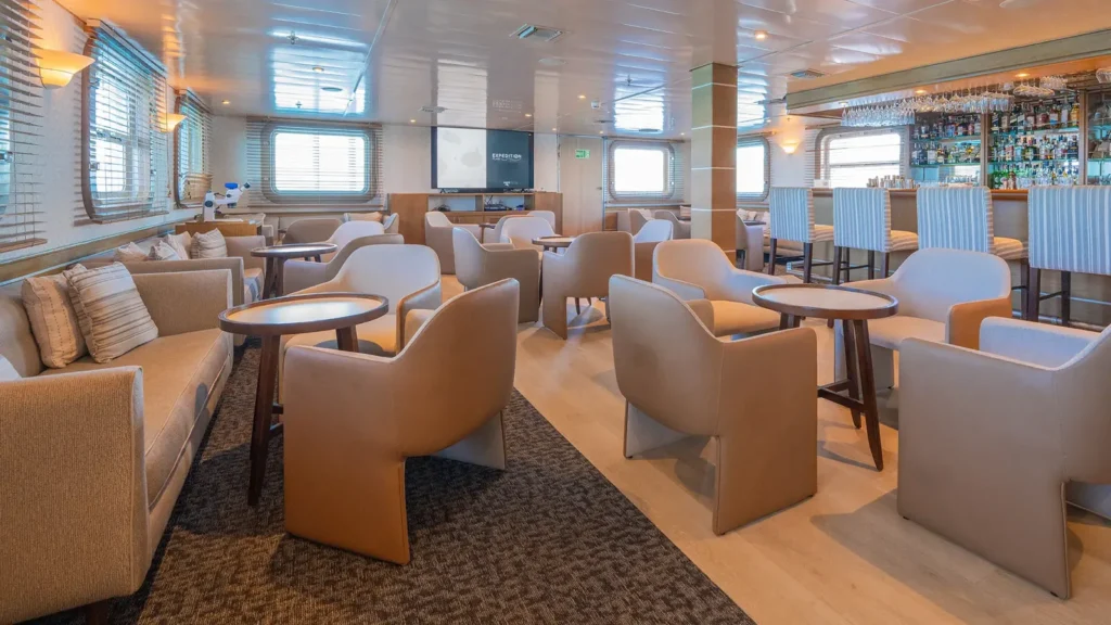 Bar and lounge on the Isabela II