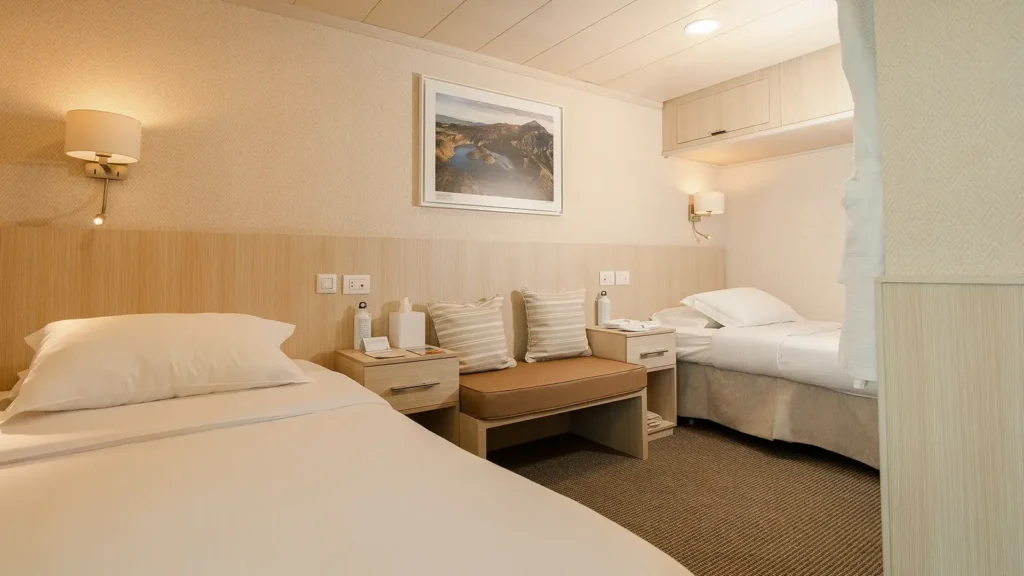 Classic Cabin with two beds on the Isabela II
