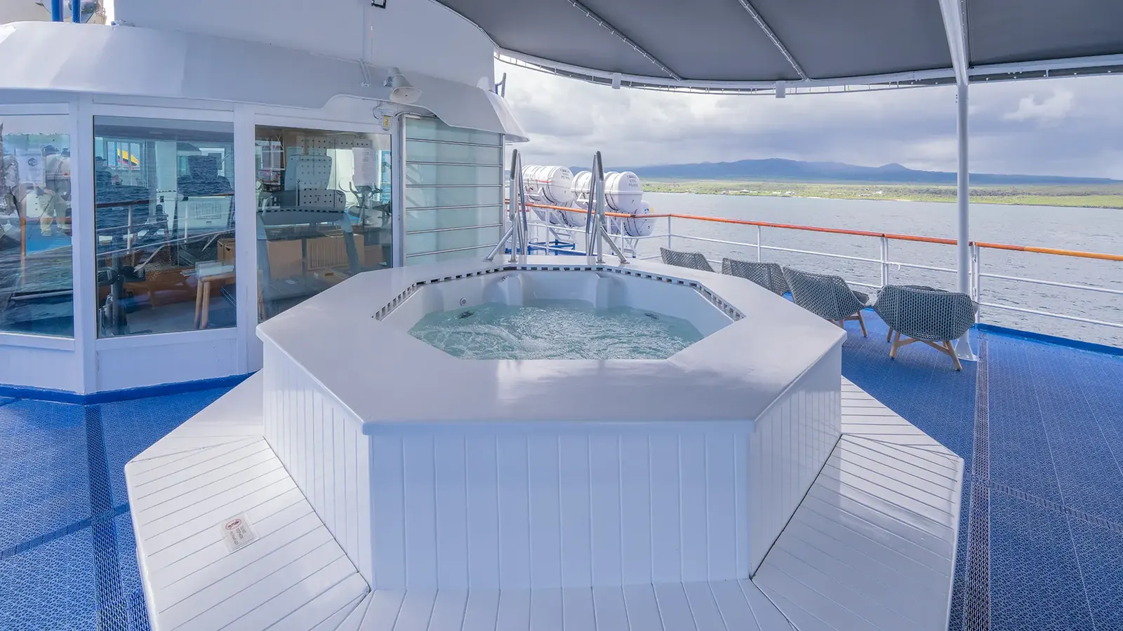 Hot tub on the sun deck of the Isabela II