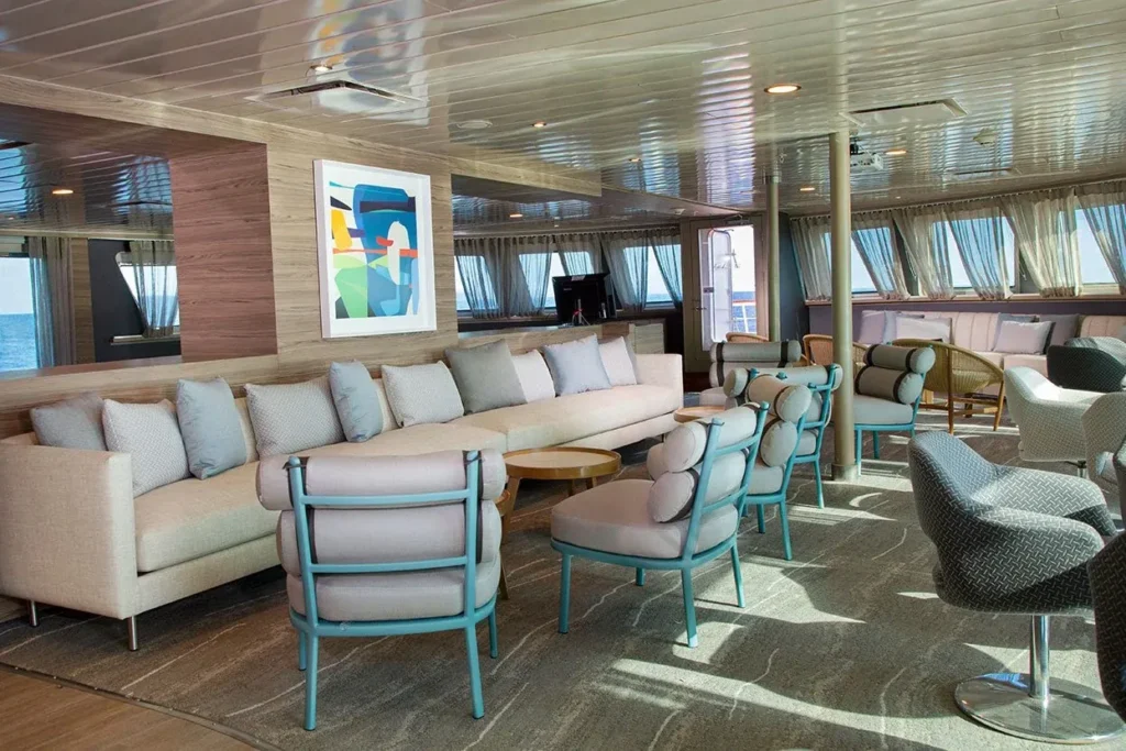Observation lounge and bar on La Pinta