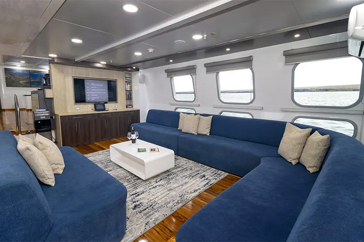 Lounge on the Natural Paradise yacht