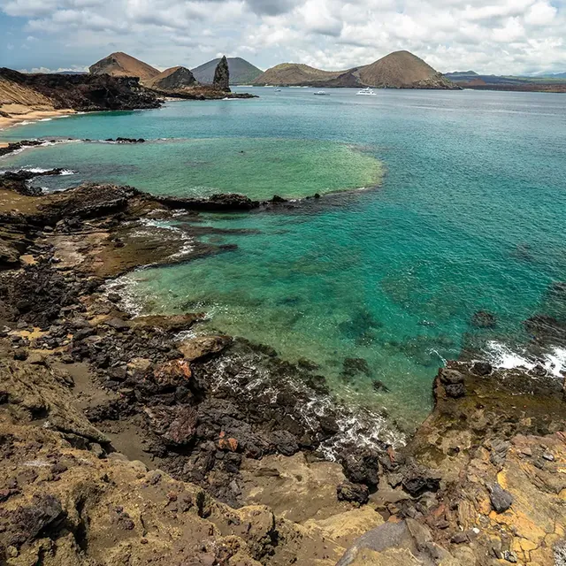 Pinnacle Rock and the bays of Bartolomé Island (photo: Pikaia Lodge)