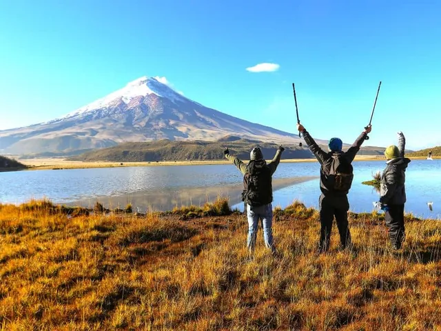 tierra 12 volcanes cotopaxi 640 - Dana Tours Hikers below the Cotopaxi volcano